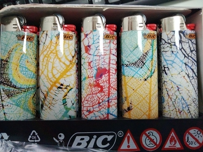 Accendino Bic J26 Maxi Decorato Leaves x 50pz Accendino Bic J26 Maxi Decorato Leaves x 50pz