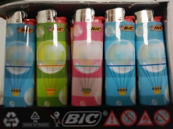 Accendino Bic J23 Slim Midi Decorato Air Balloons x 50pz Accendino Bic J23 Slim Midi Decorato Air Balloons x 50pz